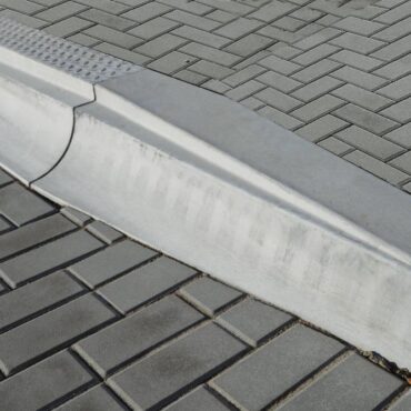 ZASTÁVKOVÝ OBRUBNÍK BUS PŘECHODOVÝ LEVÝ 250-310