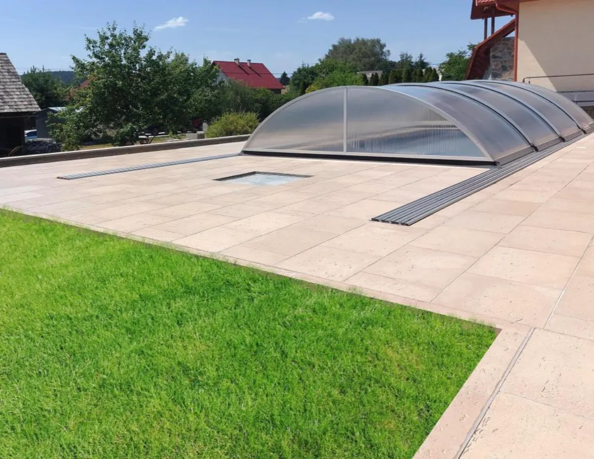 betonový obrubník traverin